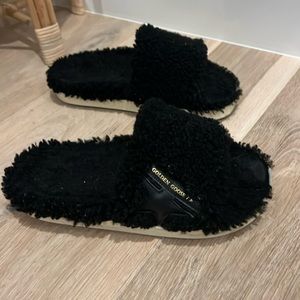 NiB Golden Goose Poolstar in black shearling, 39